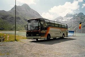Reisebus von Mengesreisen aus dem Jahr 1995 vor Alpenpanorama