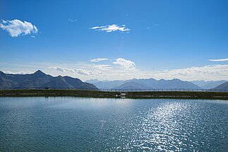 Bergsee, blauer Himmel, Wolken und tolle Aussicht