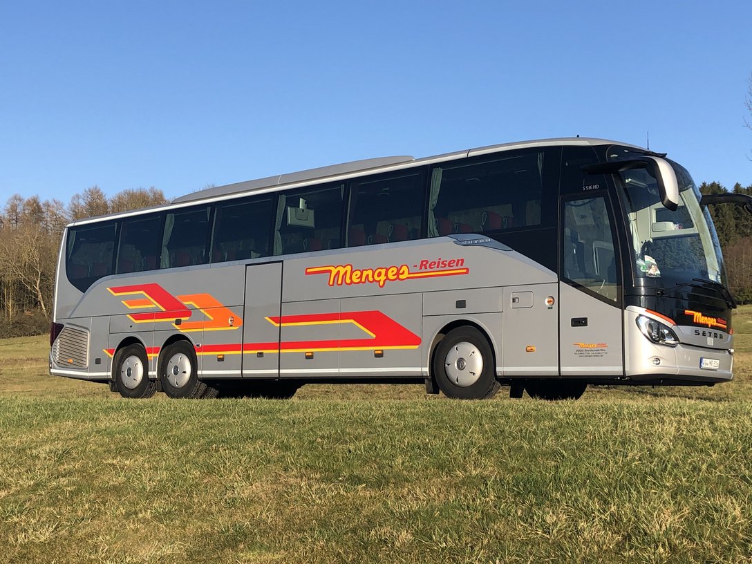 Aktueller Reisebus von Menges Reisen aus dem Westerwald