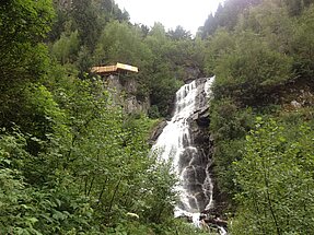 Wasserfall im Wald mit Aussichtspunkt.
